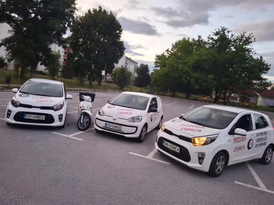 Dostavna vozila in skuter Osmice na parkirišču