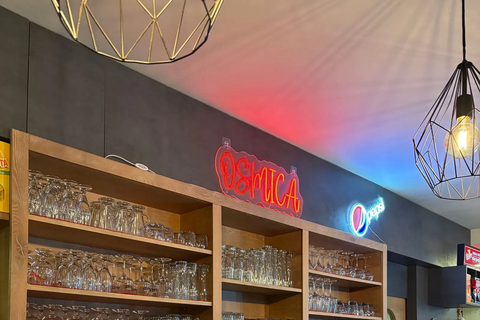 Točilni pult z barskimi stoli v Osmici